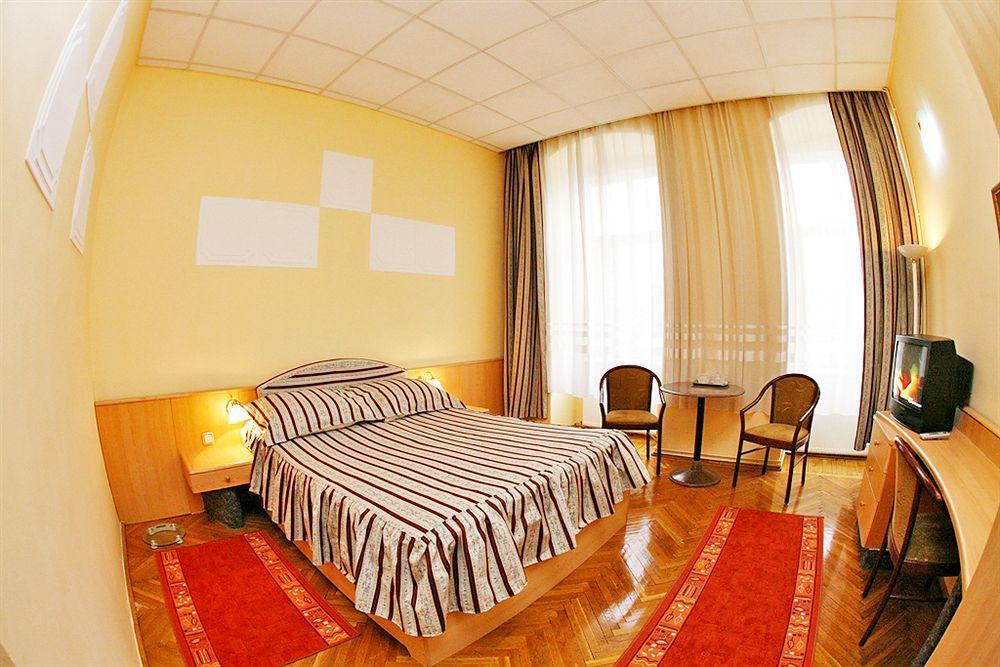 Hotel Melody Central Cluj-Napoca Buitenkant foto